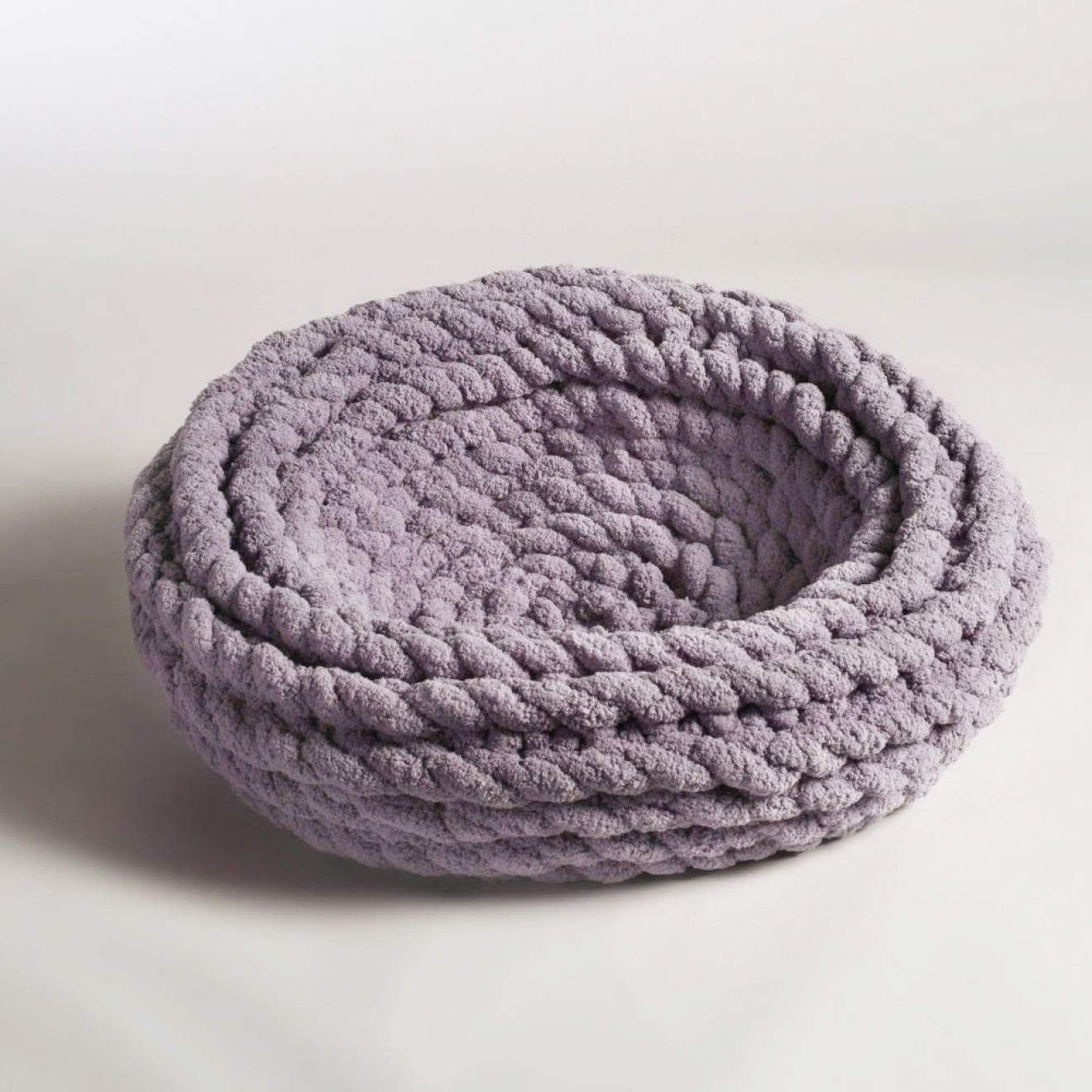 Superweicher Katzen- und Hundekorb in Strickoptik Riesengarn Flieder