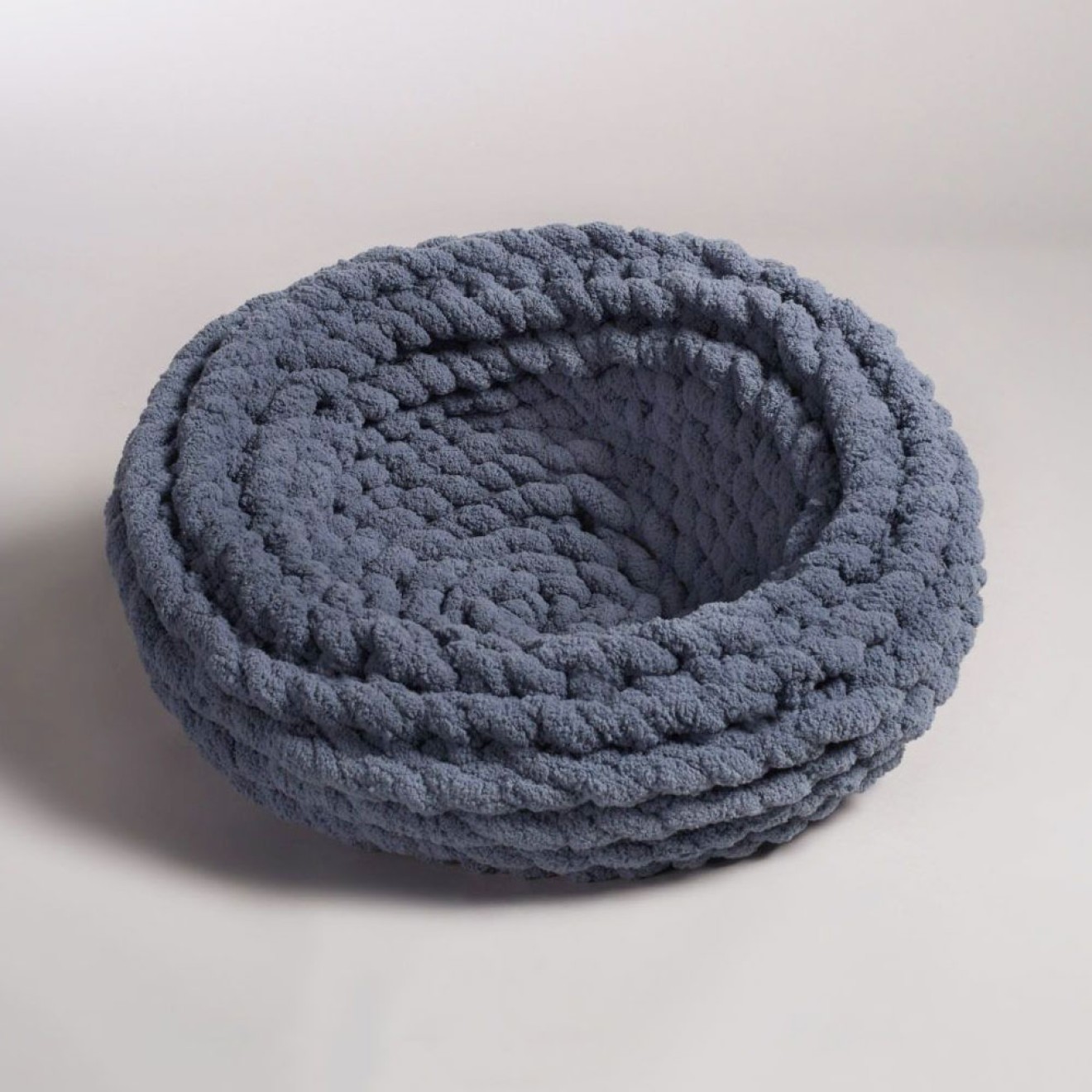 Superweicher Katzen- und Hundekorb in Strickoptik Riesengarn Flieder