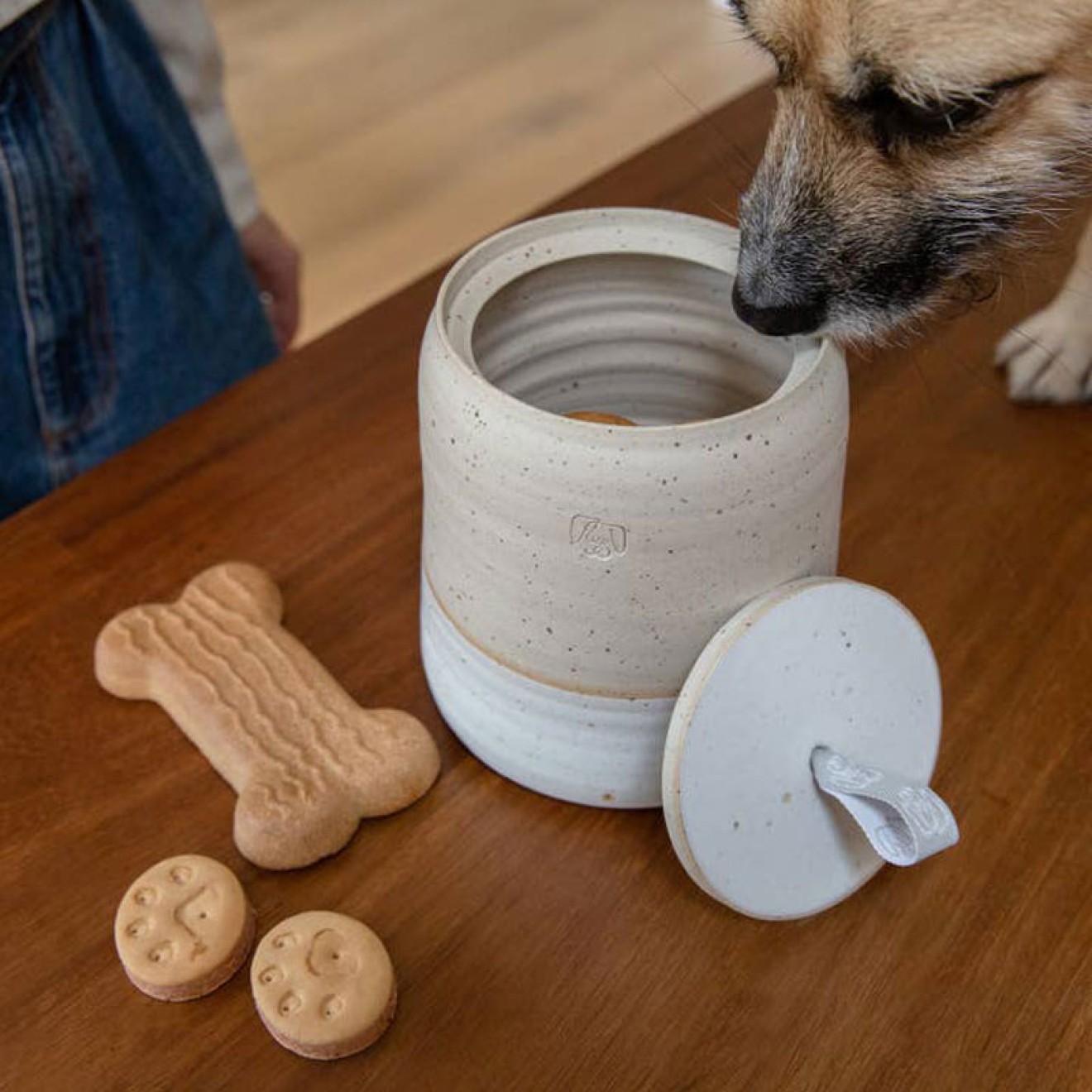 Handgefertigte Leckerlidose Keramik weiß