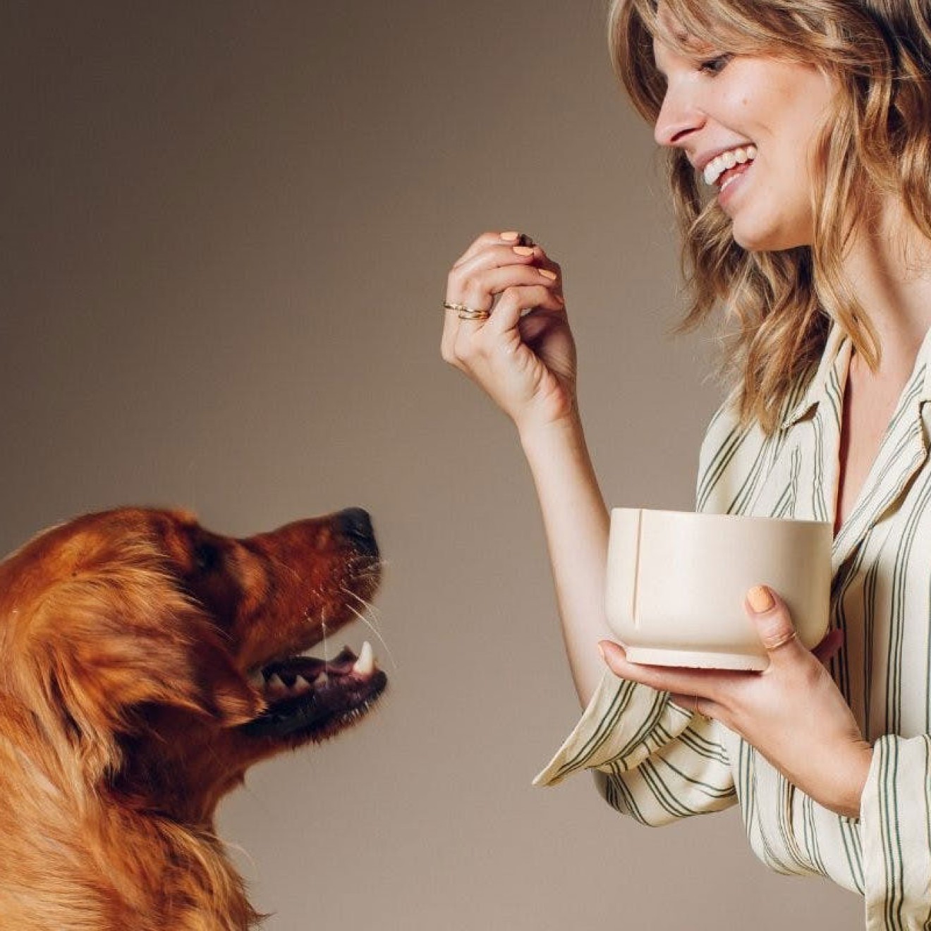 Nachhaltig handgefertigte Leckerlidose camel-beige klein