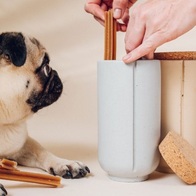 Handgefertigte Leckerlidose für Hunde camel-beige groß