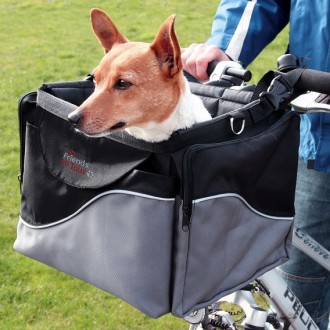 fahrradzubehor fur hunde mit hund und fahrrad unterwegs